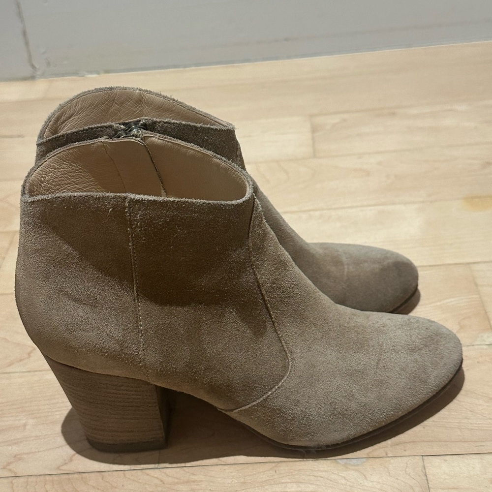 Club Monaco Suede Ankle Boots - Tan size US6 made in italy